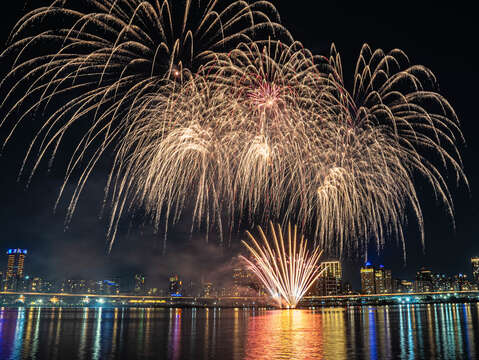 繽紛夜幕的大稻埕夏日節將於8月10日迎來高潮(圖片來源：臺北市政府觀光傳播局)