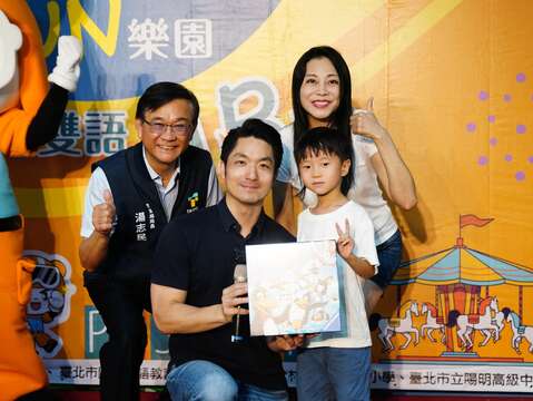 臺北市蔣萬安市長、臺北市議會闕枚莎議員及臺北市教育局湯志民局長與參加活動學生合照(圖片來源：臺北市政府教育局)