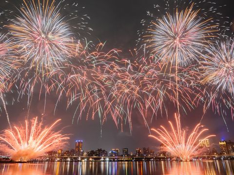 8月10日晚間8時將施放480秒的「戀曲140」煙火秀，陪你一起浪漫過七夕(圖片來源：臺北市政府觀光傳播局)