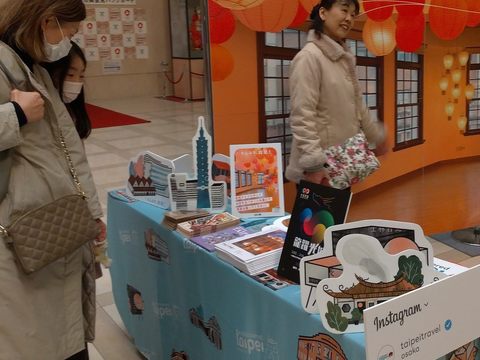 觀傳局於2023年「大阪光之饗宴-光之文藝復興」設置臺北專區，吸引日本民眾駐足。(圖片來源：臺北市政府觀光傳播局)