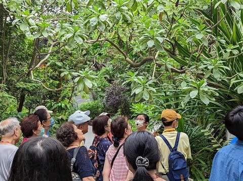 志工老師熱情解說。(圖片來源：臺北市政府工務局公園路燈工程管理處)