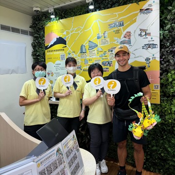 Wil Dasovich於新北投站旅服中心諮詢旅遊資訊(圖片來源：臺北市政府觀光傳播局)