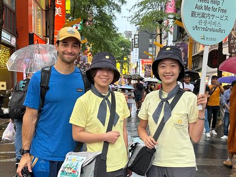 Wil Dasovich於西門町街區向走動式旅服人員諮詢周邊資訊(圖片來源：臺北市政府觀光傳播局)