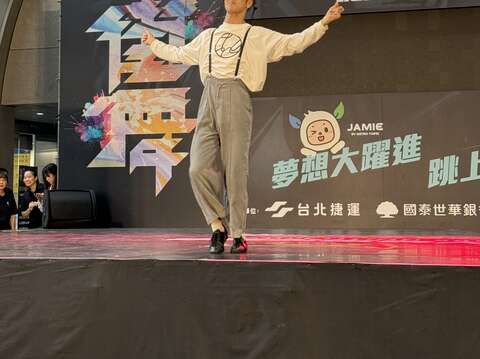 捷運盃街舞大賽邁入第19屆，每年均吸引許多舞林高手同場競技，初賽邀請到日本鎖舞好手Yabaken擔任示範演出，帶來交流機會。(圖片來源：臺北大眾捷運股份有限公司)