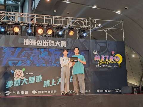 蔣萬安市長與Yabaken合照(圖片來源：臺北大眾捷運股份有限公司)