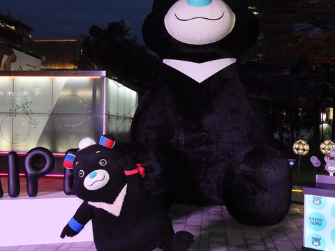 6公尺高「熊讚絨毛氣偶」，8月14日至9月15日在臺北市政府東南廣場展出(圖片來源：臺北市政府觀光傳播局)