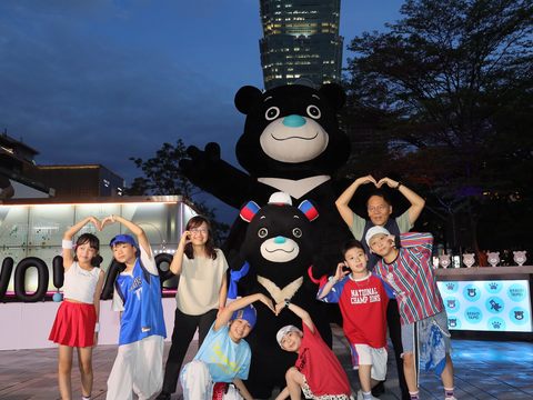 6公尺高的熊讚絨毛氣偶與最夯景點「台北101」同框展出(圖片來源：臺北市政府觀光傳播局)