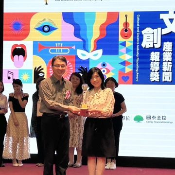 臺北電臺主持人宛志蘋以《聽聲漫遊》於北市青發處獲頒2024文創產業新聞報導獎。(圖片來源：臺北市政府觀光傳播局)