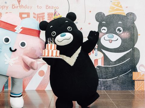 2025雙北世壯運吉祥物壯寶為好友熊讚慶生。(圖片來源：臺北市政府觀光傳播局)