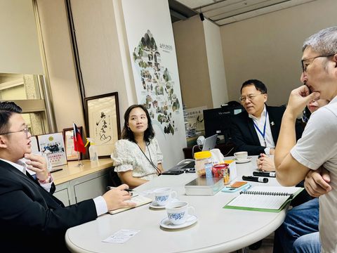 日前馬來西亞沙巴州工業及企業發展部陳龍維政治秘書(左)來臺取經「臺北最High新年城跨年晚會」成功經驗。(圖片來源：臺北市政府觀光傳播局)