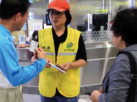遇到特殊活動時，捷運公司會派出支援同仁，提供旅客各項服務。（王能佑攝）