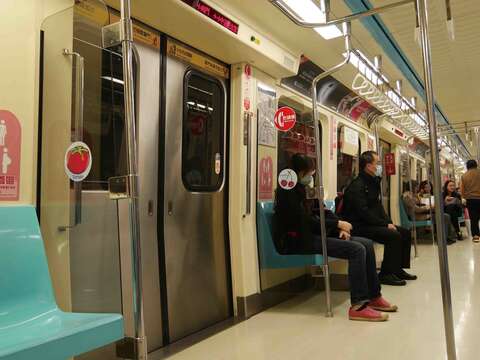 「親子友善區」提供親子、孕婦及推嬰兒車的旅客更友善的乘車服務。（穆易攝）