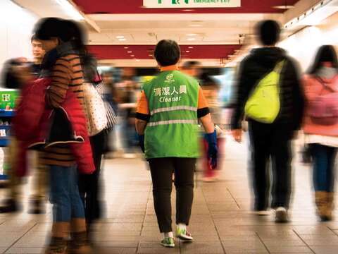 多虧清潔人員的服務，乘客才享有潔淨的乘車環境。（穆易攝）