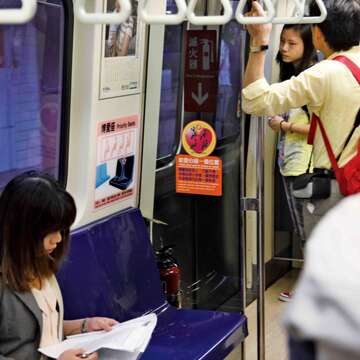 將博愛座留給需要的乘客，已成為台北捷運的友善風氣。（王能佑攝）