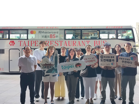 韓國旅行業者體驗臺北雙層餐車後紛紛表示有吸引力(圖片來源：臺北市政府觀光傳播局)