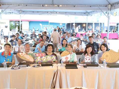 長官貴賓於「2024條通屋台祭」活動合影(圖片來源：臺北市商業處)