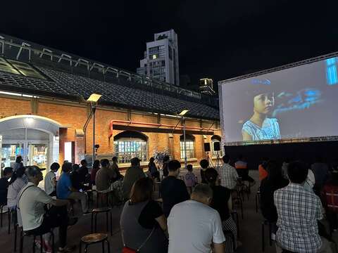 6月於西門紅樓舉辦「電影中的臺北」星光電影院,電影《油麻菜籽》戶外放映實況(圖片來源:臺北市政府文化局)
