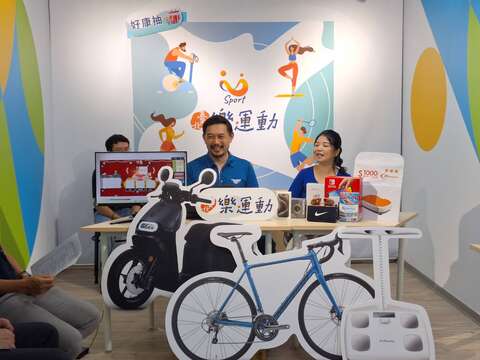 臺北市政府體育局推出「U-Sport臺北樂運動」，8月28日由臺北市政府體育局王泓翔局長抽出第一波「好康抽」的幸運兒。(圖片來源：臺北市政府體育局)