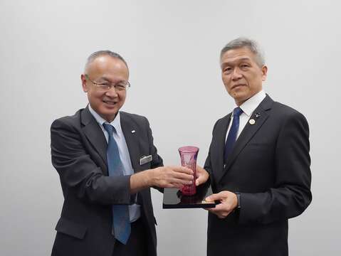北捷副總經理詹文滔(圖右)、日本旅行株式會社社長小谷野悅光(圖左)合照(圖片來源：臺北大眾捷運股份有限公司)