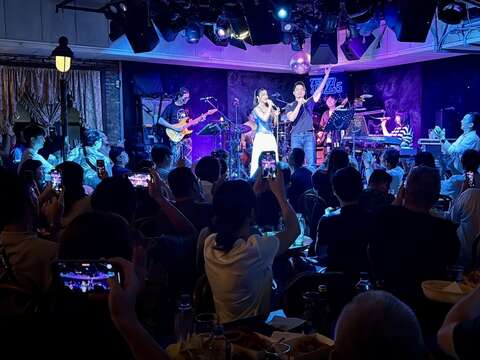 8月29日EZ5也請到，獲得「億萬歌姬」稱號的林芯儀親臨現場表演，蔣市長被拱上臺演唱｢告白氣球｣，體驗駐唱歌手音樂流動的感受(圖片來源：臺北市政府文化局)