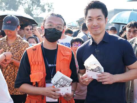 蔣市長品嚐「有情出包所」創意刈包(圖片來源：臺北市商業處)