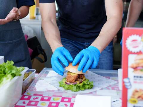 蔣市長於「金色三麥麥漢堡」體驗漢堡組裝DIY(圖片來源：臺北市商業處)