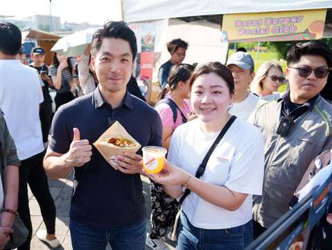 蔣市長品嚐「吐司利亞」創意帕尼尼(圖片來源：臺北市商業處)
