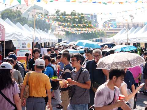 漢堡嘉年華市集現場人潮(圖片來源：臺北市商業處)