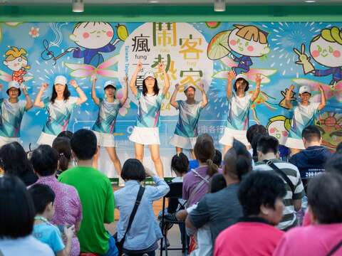 活動現場還有彩繪客家油紙傘、童玩跌三烏、品嚐客家美食及準備了眾多摸彩好禮，讓參與活動的民眾將好禮帶回家！(圖片來源：臺北市政府客家事務委員會)