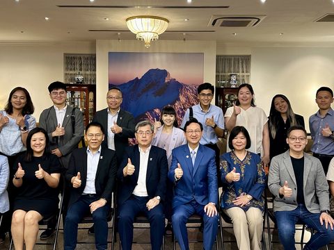 臺北市政府代表團與駐新加坡童振源大使相見歡，討論新加坡與臺北市之間更緊密的交流(圖片來源：臺北市政府觀光傳播局)