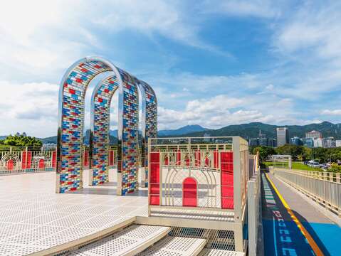 這裡視野開闊，不僅可以清晰地俯瞰觀山河邊公園及周邊美景(圖片來源：臺北市政府工務局水利工程處)
