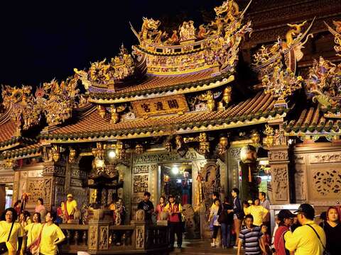 關渡宮是台灣北部人氣極旺的廟宇，更是許多討海人的信仰中心。（高讚賢攝）