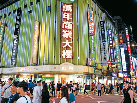 西門町入夜後格外熱鬧,直到深夜仍人潮不休。