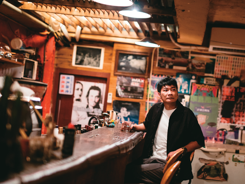 黃玠時常造訪播放獨立音樂、風格強烈的深夜咖啡館。