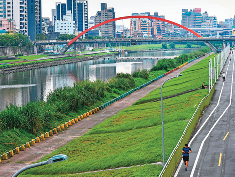 台北市有適合跑步的河濱自行車道。(攝影/李智為)