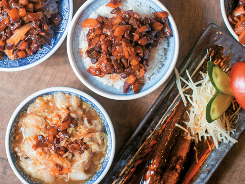 「小王煮瓜」的滷肉飯及清湯瓜仔肉是艋舺在地美味。(攝影/陳俊銘)
