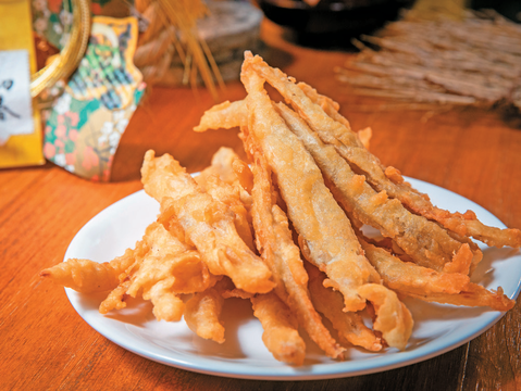 「艋舺大豐魚丸」的炸牛蒡香脆美味,受顧客喜愛。