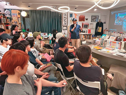 「飛地書店」舉辦閱讀講座,邀請專業人士與讀者交流。(圖/飛地書店)