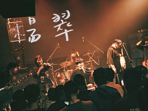 「現流冊店」策畫的「獨書祭」邀請獨立樂團與學者共演,讓樂迷與讀者產生交集。(攝影/詹婗)