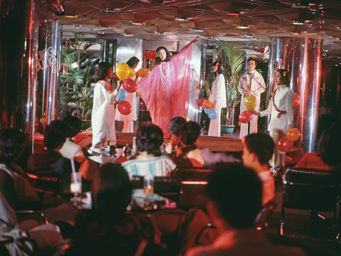 《奔向彩虹》(1977)劇照,攝於衡陽路洋洋百貨。(圖/怡人傳播、藝萌友)