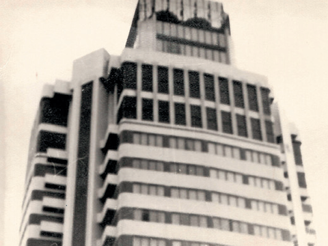 《月朦朧鳥朦朧》(1978)劇照,攝於林肯大廈前。(圖/怡人傳播、藝萌友)