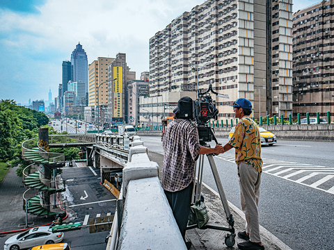 《西寧國宅》(2024)工作照,攝於忠孝橋。(攝影/王雲霖)