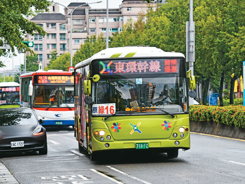 行經內湖區的「東環幹線」公車,減緩通勤時段交通壅塞壓力。(攝影/李智為)