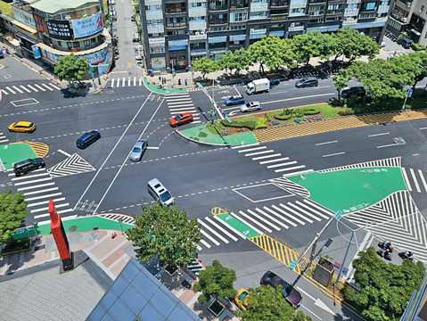 台北市政府針對天母棒球場前的路口進行道路標線改造。(圖/台北市交通管制工程處)