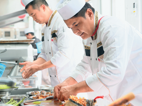 參賽廚師在比賽過程皆卯足全力創作料理。