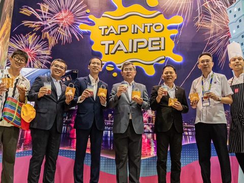 2024馬來西亞國際旅遊展(MATTA FAIR)臺北館開幕，臺北市祕書長李泰興(中)、觀傳局長王秋冬(右三)與馬來西亞旅遊總會總會長王振添(左三)、出境部副會長張耀權(右二)，以及吉隆坡辦事處主任周士弼一起體驗珍珠奶茶、玉兔造型香氛蠟燭。(圖片來源：臺北市政府觀光傳播局)