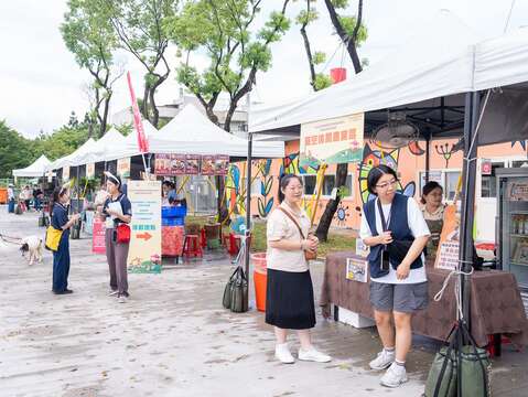 臺北市動物之家中繼園區首度結合美食市集攤位，舉辦認養市集派對，吸引親子族群一同參與。(圖片來源：臺北市動物保護處)