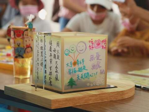 民眾書寫水燈誠心祈願(圖片來源：中山區公所)