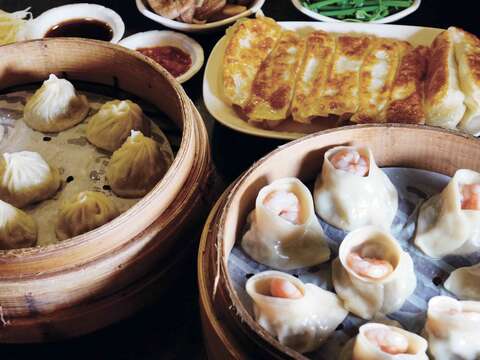 「杭州小籠湯包」的小籠湯包、三鮮鍋貼、蝦仁燒賣，是必點菜色。（高讚賢攝）