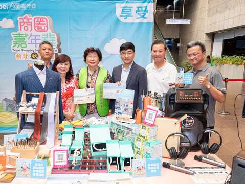 高振源處長及本市各商圈產業代表於商圈「享受」特色新品前合影留念(圖片來源：臺北市商業處)